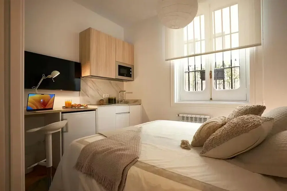 Spavaća soba; kuhinjski aparati, prirodno svjetlo, moderni stil
