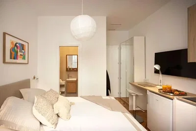 Spavaća soba; prirodno svjetlo, moderni stil, drveni pod