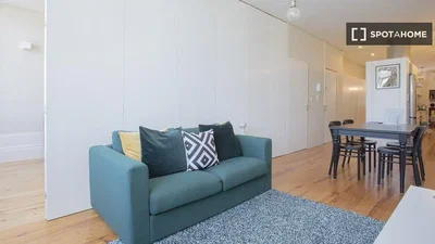 Wohnzimmer; holzboden, tageslicht