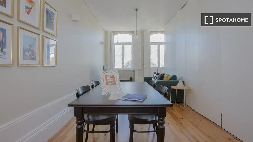 Wohnzimmer; holzboden, tageslicht, moderner stil