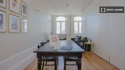 Wohnzimmer; holzboden, tageslicht, moderner stil