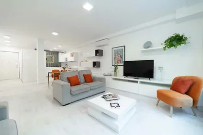 Wohnzimmer; tageslicht, moderner stil, fliesenboden