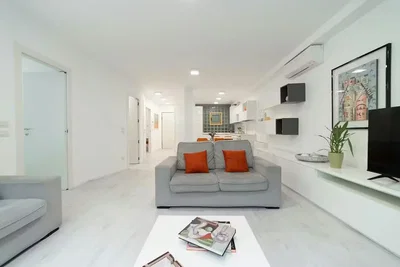 Wohnzimmer; tageslicht, moderner stil, holzboden