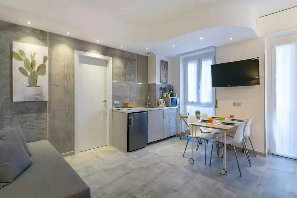 Wohnzimmer; küchengeräte, tageslicht, fliesenboden, moderner stil