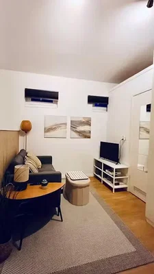 Soggiorno; pavimento in legno, luce naturale, stile moderno