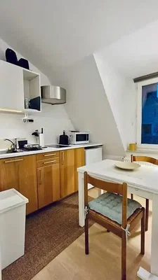 Cucina; elettrodomestici, pavimento in legno, luce naturale
