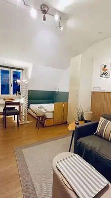 Soggiorno; pavimento in legno, luce naturale, stile moderno