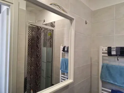 Salle de bain; carrelage, rénové, lumière naturelle