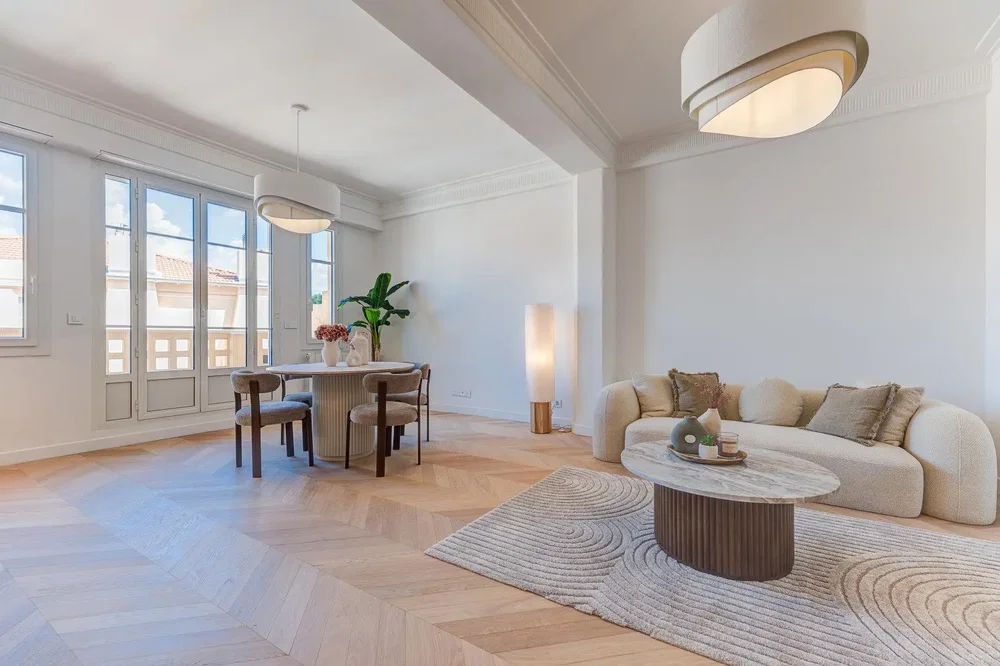 Living room; wood floor, natural light, modern style