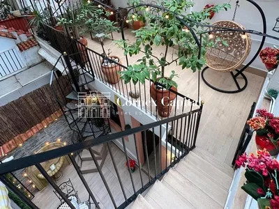 Balcone; luce naturale, pavimento in legno