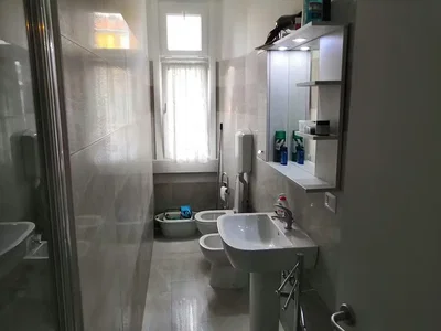 Toilettes; carrelage, lumière naturelle