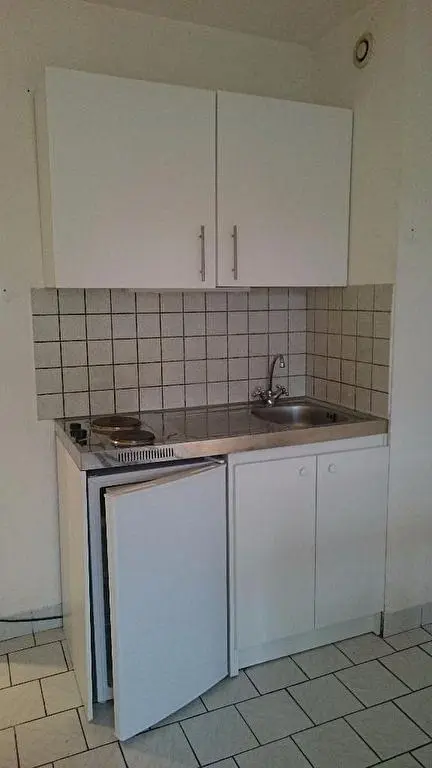 Küche; fliesenboden, küchengeräte