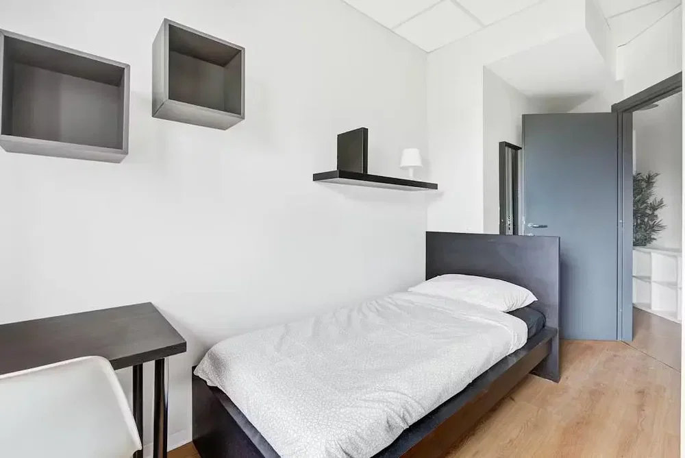 Schlafzimmer; tageslicht, holzboden