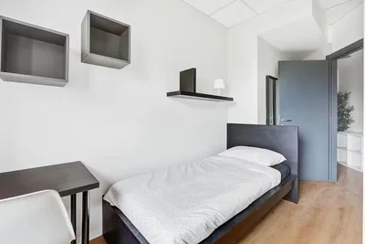 Schlafzimmer; tageslicht, holzboden