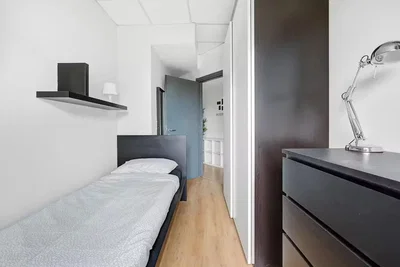 Schlafzimmer; holzboden, tageslicht