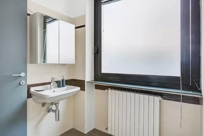Badezimmer; fliesenboden, tageslicht