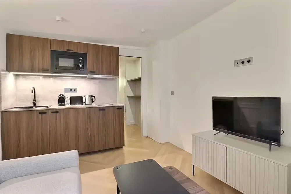 Wohnzimmer; küchengeräte, tageslicht, moderner stil, holzboden