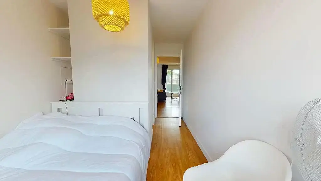 Schlafzimmer; holzboden, tageslicht