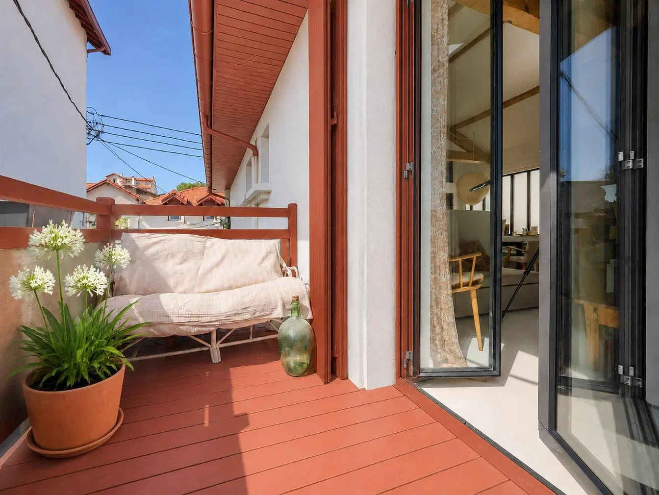 Balcone; luce naturale, pavimento in legno