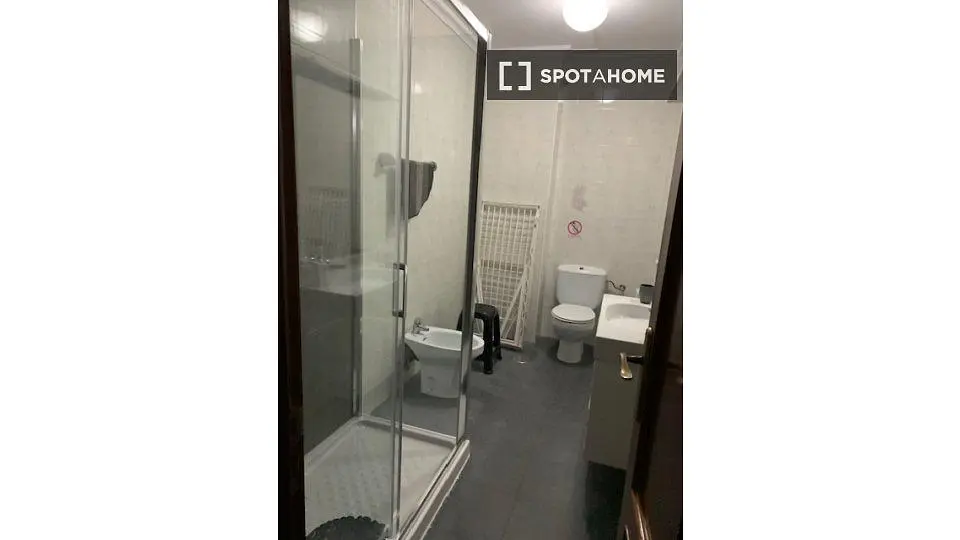 Banyo; fayans zemin, tadilat gerekiyor