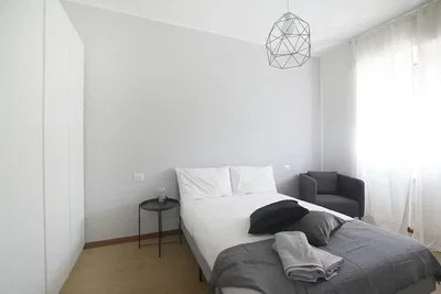 Schlafzimmer; tageslicht, holzboden
