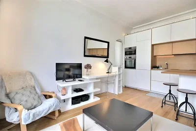 Wohnzimmer; küchengeräte, holzboden, tageslicht, moderner stil