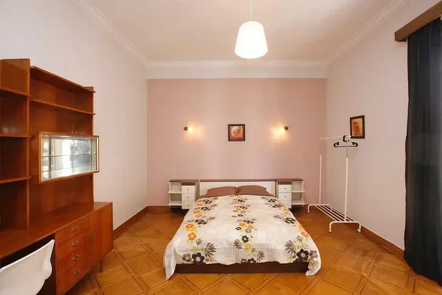 Spálňa; drevená podlaha, prirodzené svetlo