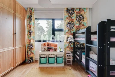 Kinderkamer; houten vloer, natuurlijk licht, moderne stijl