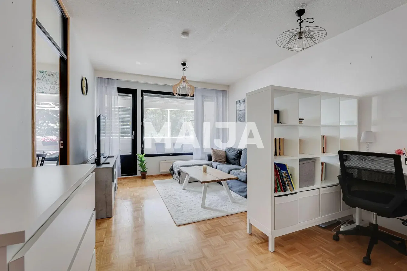 Woonkamer; houten vloer, natuurlijk licht, moderne stijl