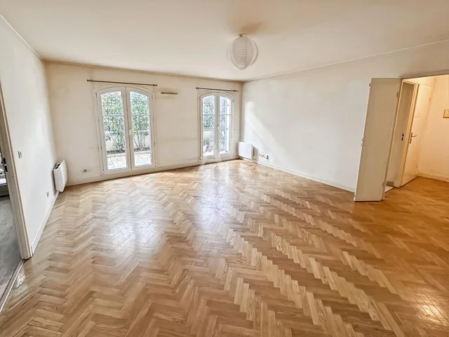 Obývací pokoj; dřevěná podlaha, přirozené světlo