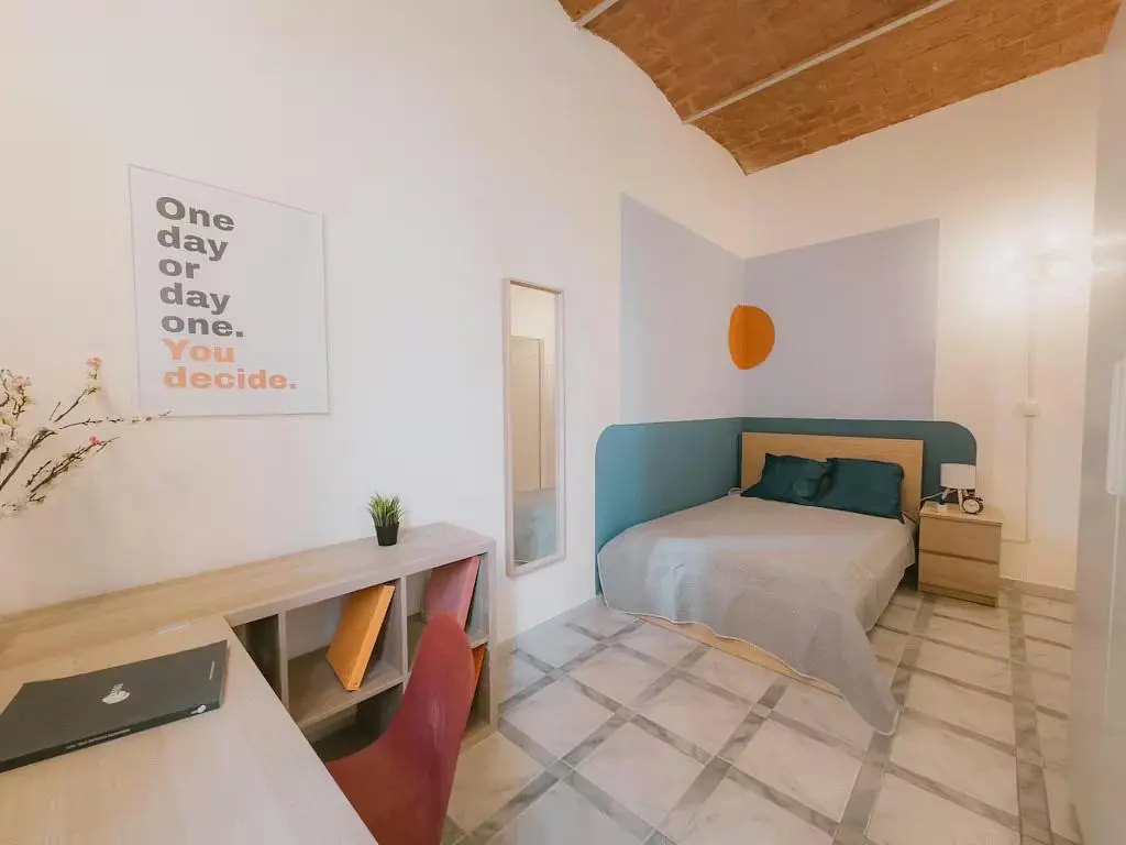 Chambre; poutres en bois, lumière naturelle