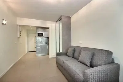 Wohnzimmer; tageslicht, fliesenboden, küchengeräte