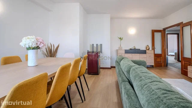 Obývačka; drevená podlaha, prirodzené svetlo, moderný štýl