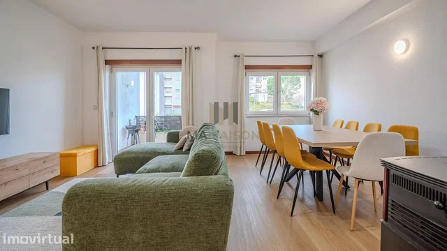 Obývačka; prirodzené svetlo, drevená podlaha, moderný štýl