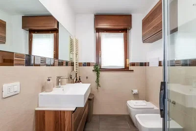 Salle de bain; rénové, lumière naturelle, carrelage