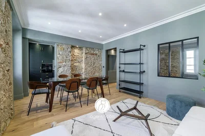 Wohnzimmer; tageslicht, moderner stil, holzboden