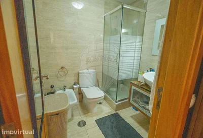 Toilette; fliesenboden, renovierungsbedürftig