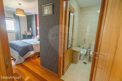 Schlafzimmer; holzboden, fliesenboden, tageslicht