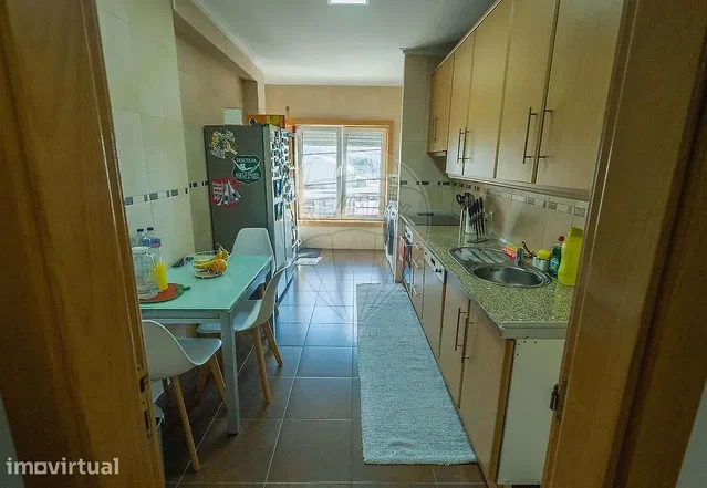 Kuhinja; kućanski aparati, pločice, prirodna svjetlost
