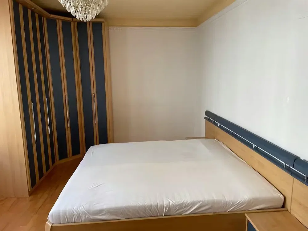 Slaapkamer; houten vloer, natuurlijk licht