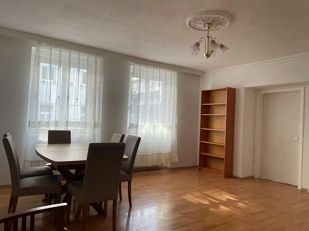 Woonkamer; houten vloer, natuurlijk licht
