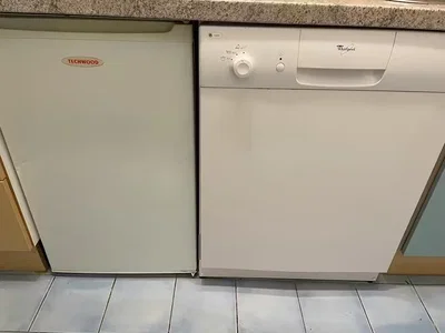 Keuken; keukenapparatuur, tegelvloer