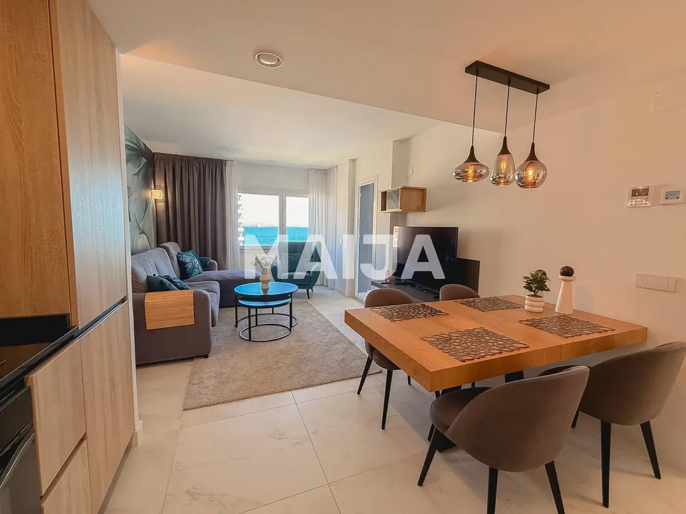 Wohnzimmer; tageslicht, moderner stil, fliesenboden
