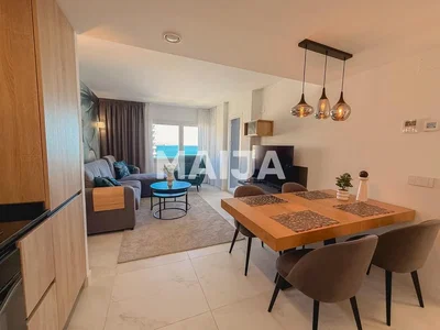Wohnzimmer; tageslicht, moderner stil, fliesenboden