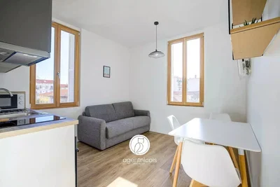Living room; natural light, wood floor, modern style