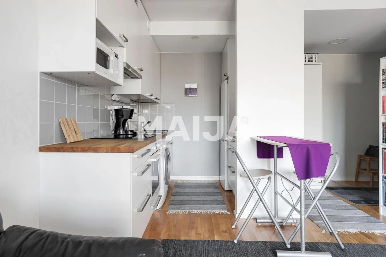 Cuisine; électroménager, parquet, lumière naturelle