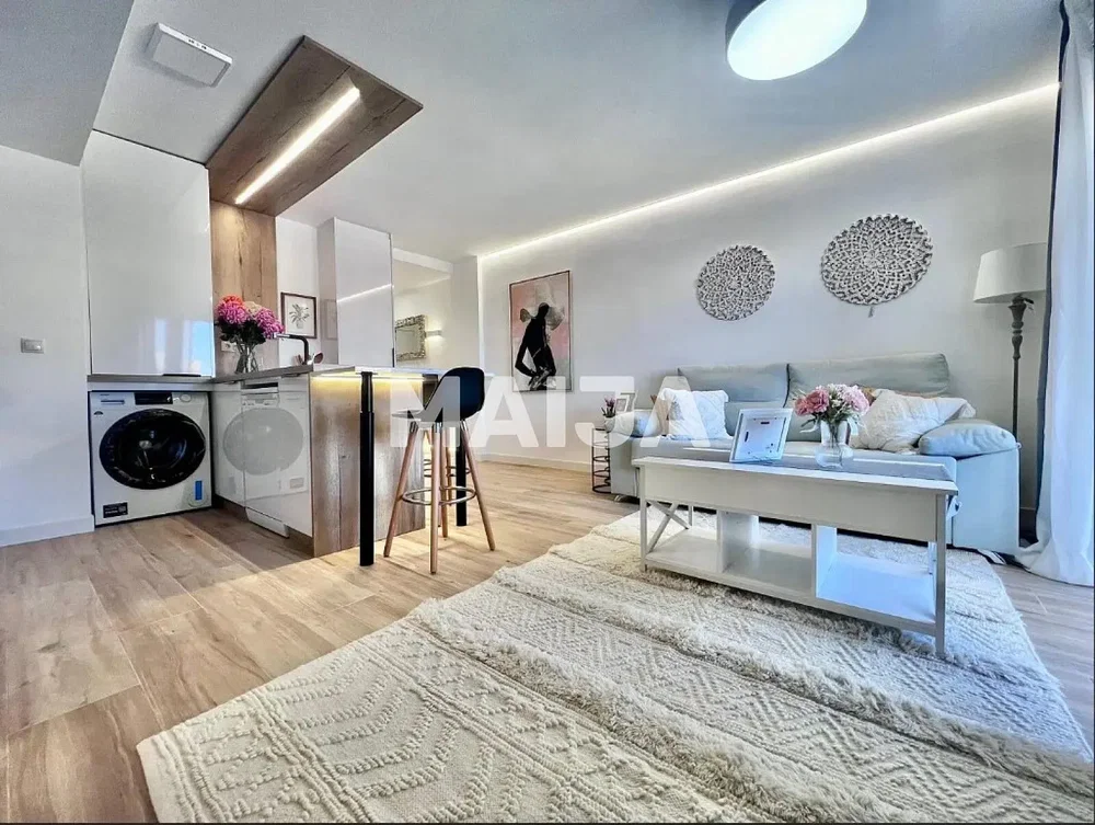 Salon; électroménager, parquet, lumière naturelle, style moderne
