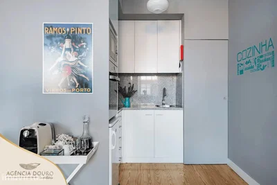 Cuisine; électroménager, parquet, lumière naturelle