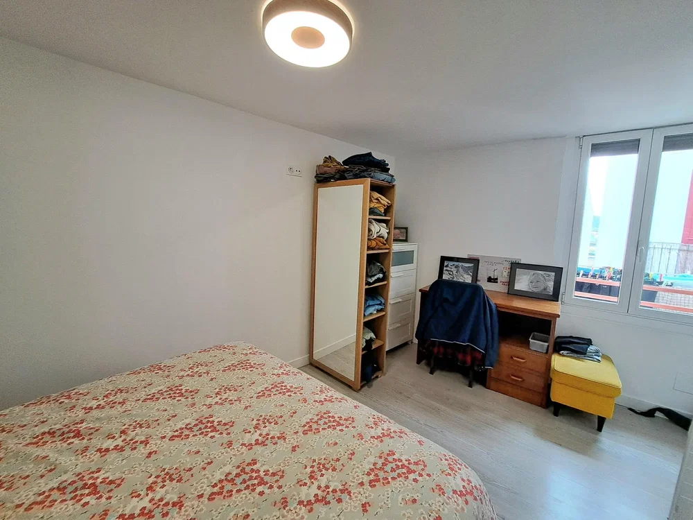 Dormitorio; luz natural, suelo de madera