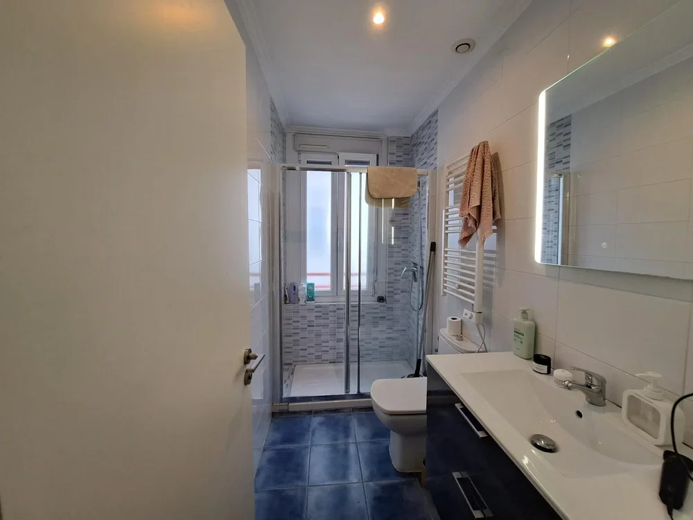 Baño; suelo de baldosas, luz natural
